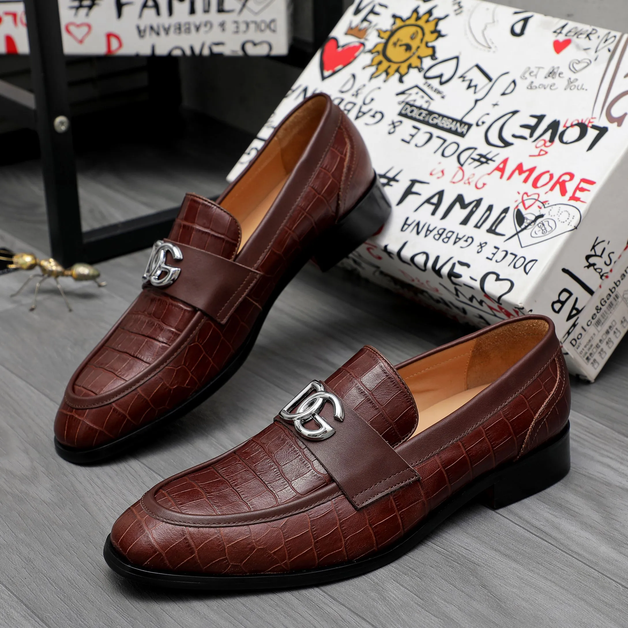 Men's shoes 💰500 Product trademark: DG (Dolce & Gabbana) business casual leather shoes Regular size: 38-45 (45 is custom-made and non-returnable) Product materials: Selected high-quality stone grain cowhide upper, cowhide lining, original outsole